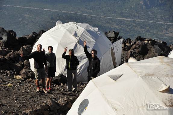 Parte do nosso grupo no fim de tarde no campo base para subir o vulcão Lanín, na região de Junín de Los Andes, na Argentina